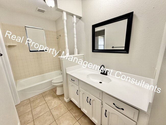 Building Photo - Beautifully Updated Split-Level 3 Bedroom Home! Deposit Free Living Available via Obligo