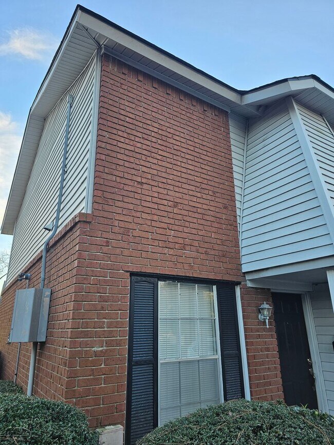 Building Photo - Townhome