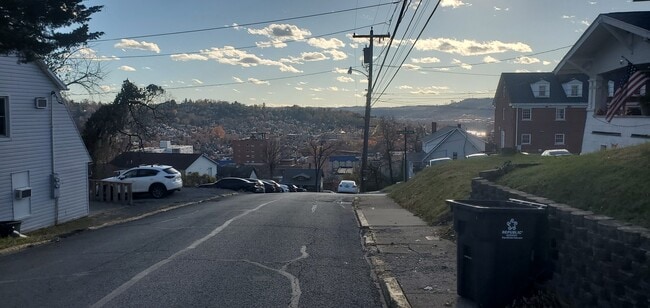 Building Photo - 806 Price St