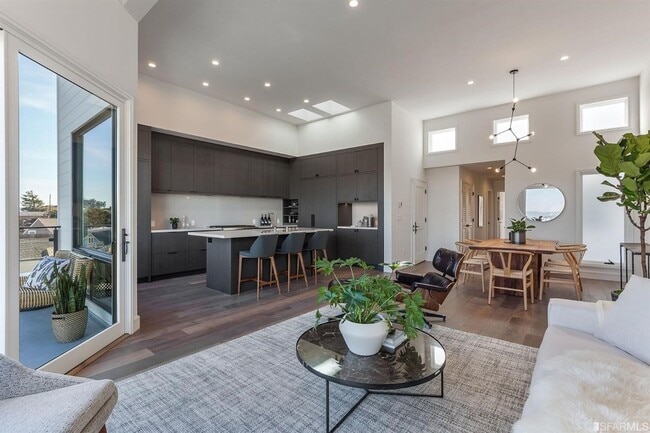 Building Photo - Glen Park: Impressive Top Floor Unfurnishe...