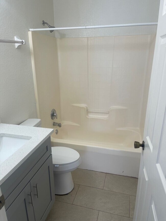 Building Photo - 4 Bedroom 2 Bath