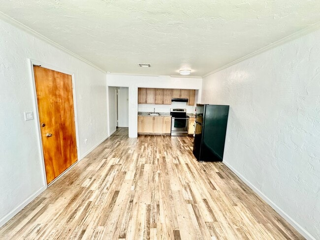 Building Photo - Charming 1/1 in the Heart of Tower District