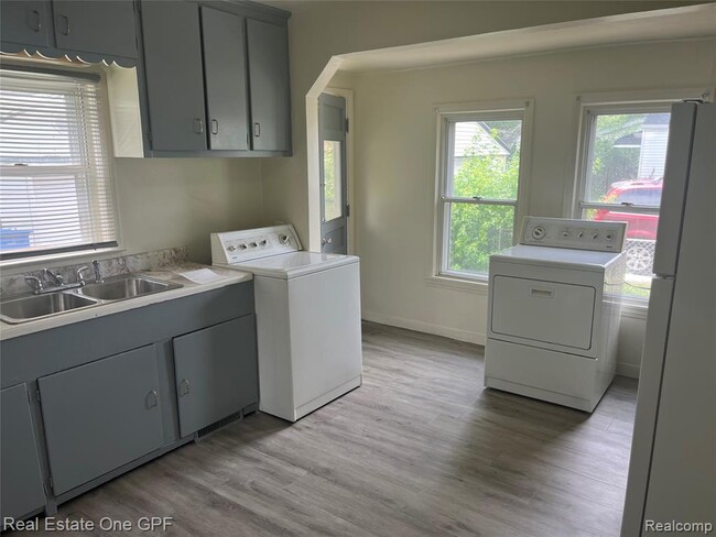 Building Photo - 8242 Maxwell Ave