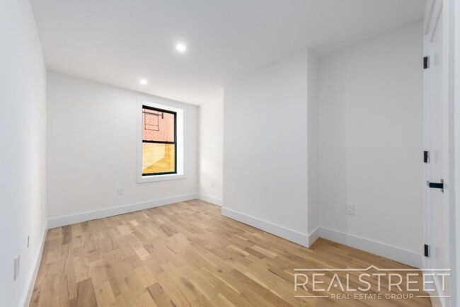 Building Photo - new 3 bed 2 Bath Duplex in Ocean Hill!