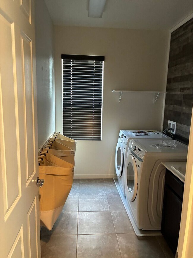 Building Photo - Spacious 3BR House in Gilroy