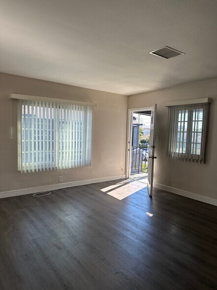 Building Photo - 11801 Hart St