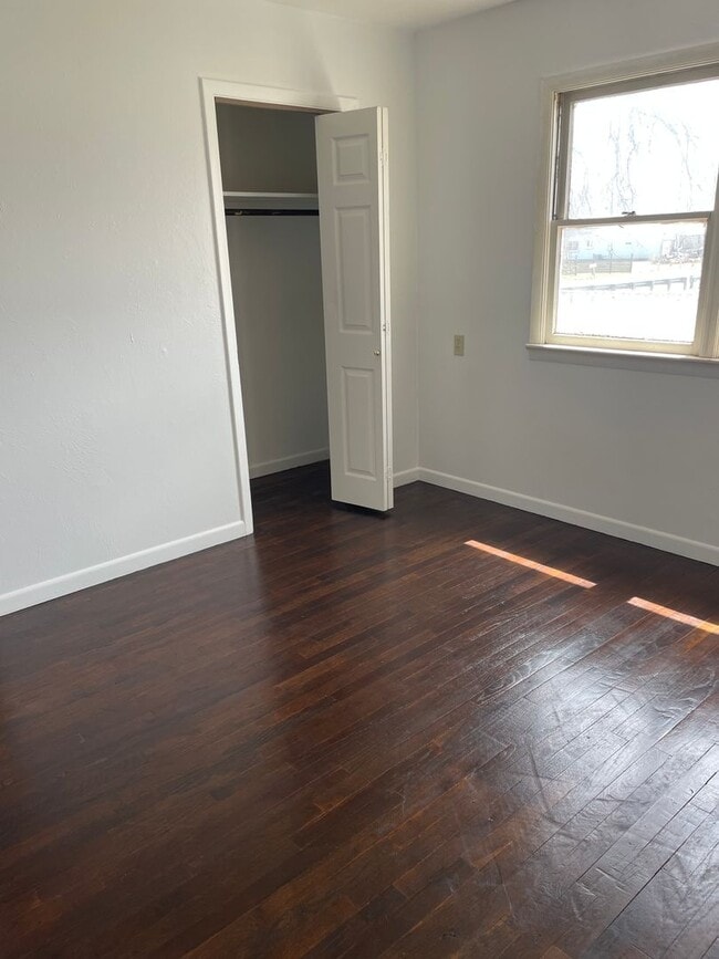 Building Photo - Freshly remodeled