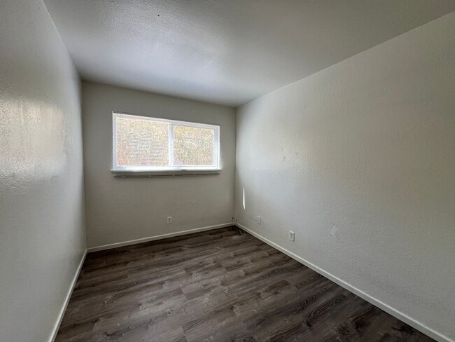 Building Photo - Beautiful 4 Bedroom 2 Bathroom Home