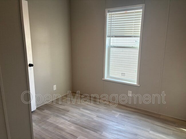 Building Photo - 16 English Village Park