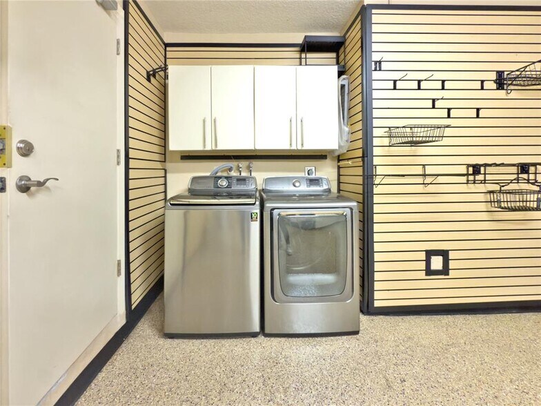 Building Photo - 1583 Presidio Dr