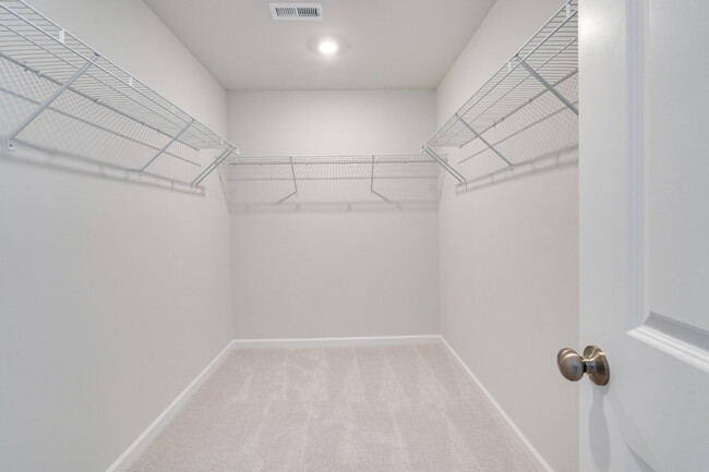Building Photo - End-unit 3 bedroom townhome with Screened Porch!
