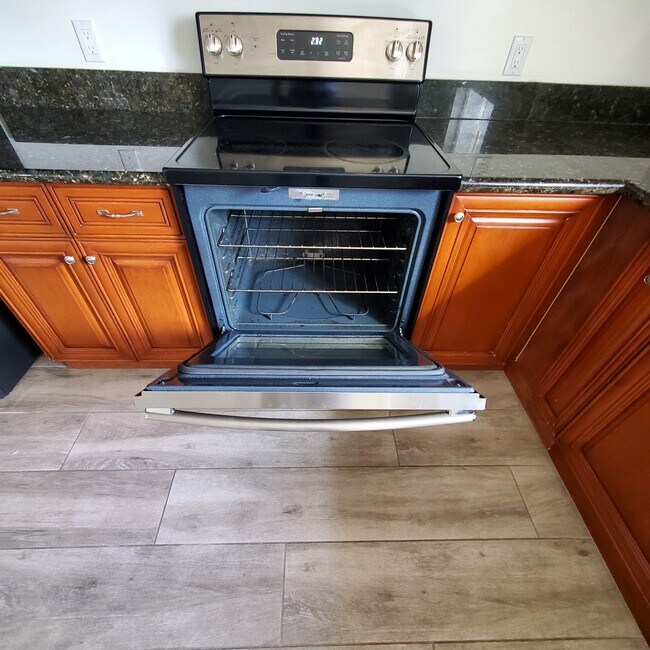 GE oven and stove top. - 5731 Fulton Ave