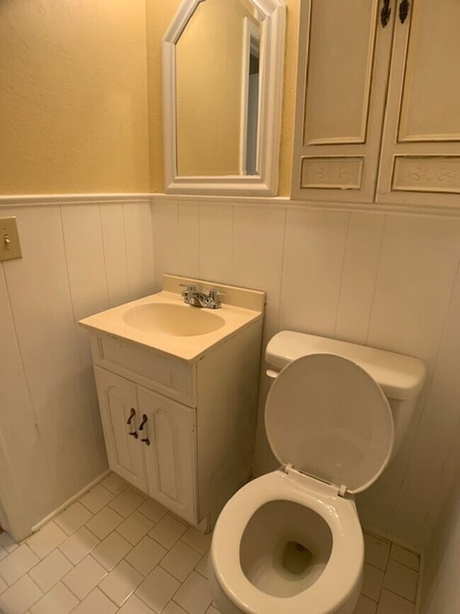 Building Photo - 3 Bedroom Northwest OKC!