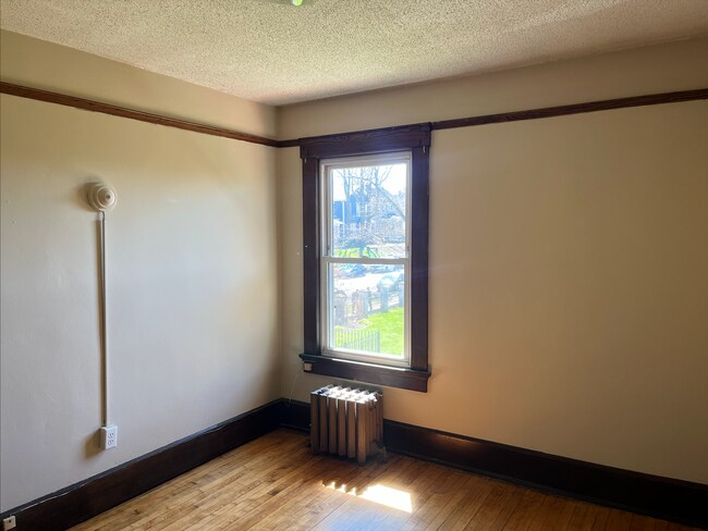 Building Photo - Charming, Vintage, Downtown Apartment