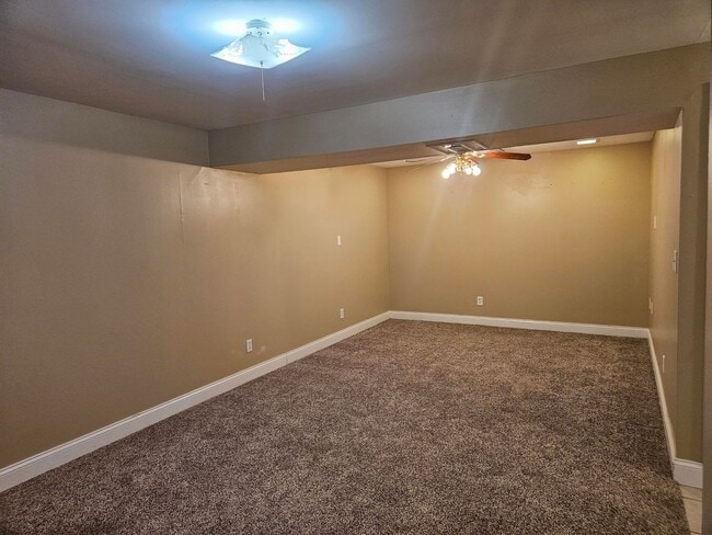 Building Photo - 3BR-1.5BA Split Level House - Washington M...