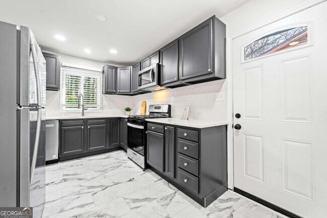 Building Photo - 801 N Evelyn Pl NW