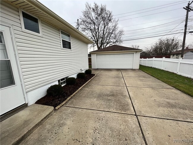 Building Photo - 13 Satinwood Dr