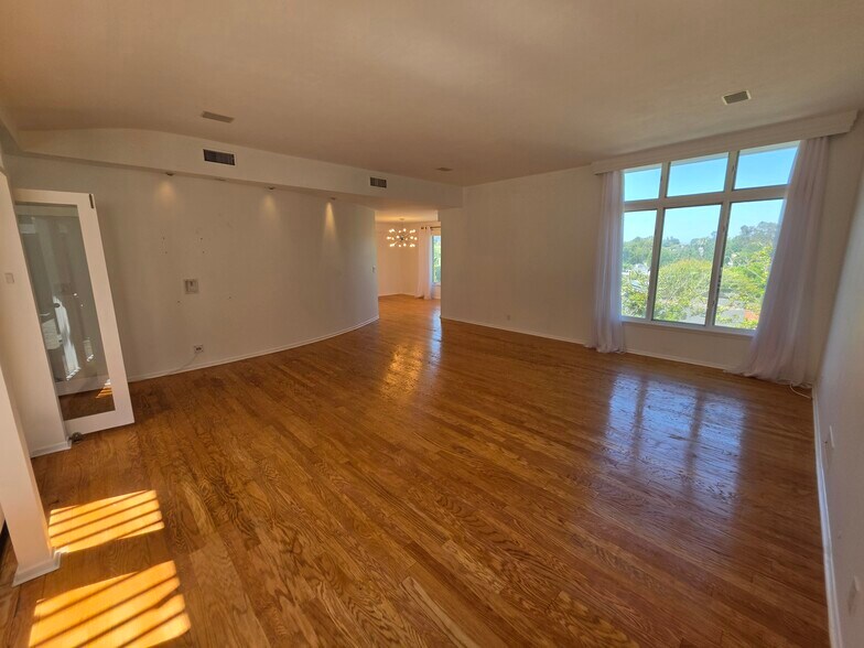 Building Photo - 310 S Thurston Ave