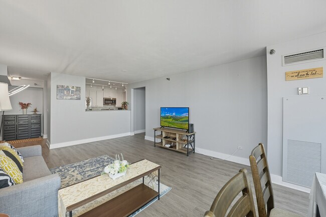 Building Photo - 345 N La Salle Dr