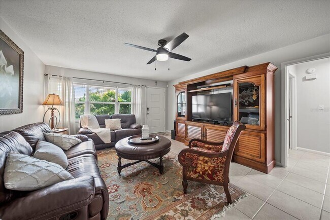 Building Photo - 2100 S Daytona Ave