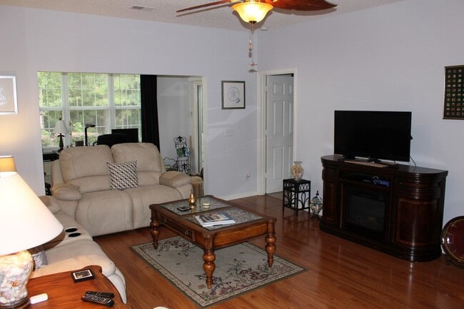 Building Photo - 149 Lazy Daisy Dr