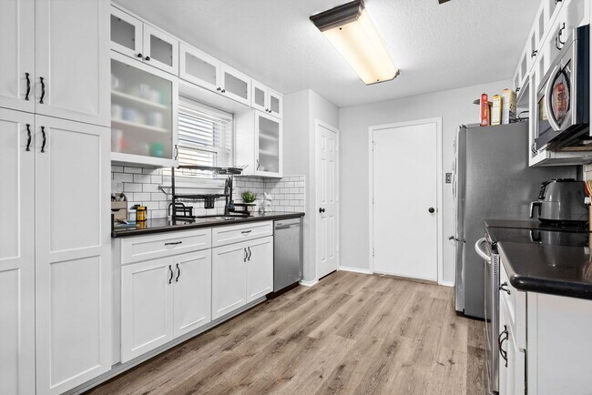 Building Photo - Beautiful home in available June 1st