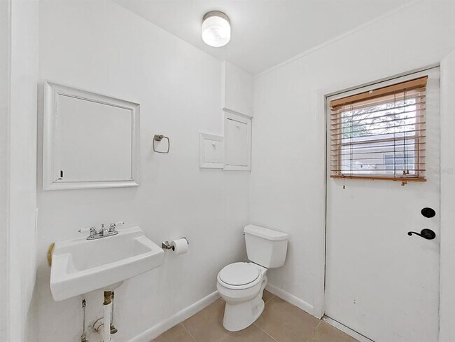 Building Photo - 1701 Laurie Ln