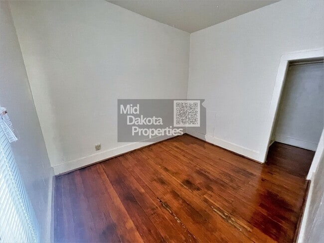 Building Photo - 1020 E 1st- 2 bedroom house with garage