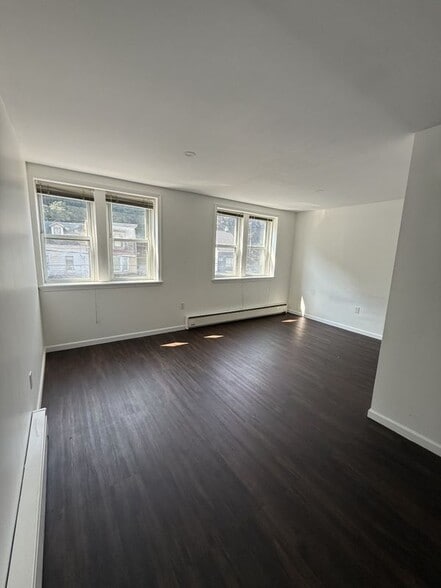 Building Photo - 132 E Main St