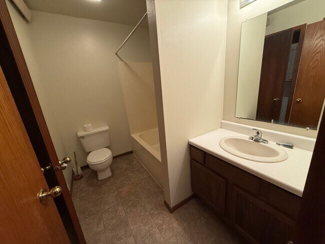 Building Photo - Sunrise Estates - 213
