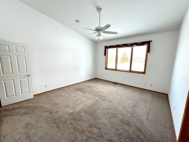 Building Photo - Dog Friendly 3 bed 2 bath Home