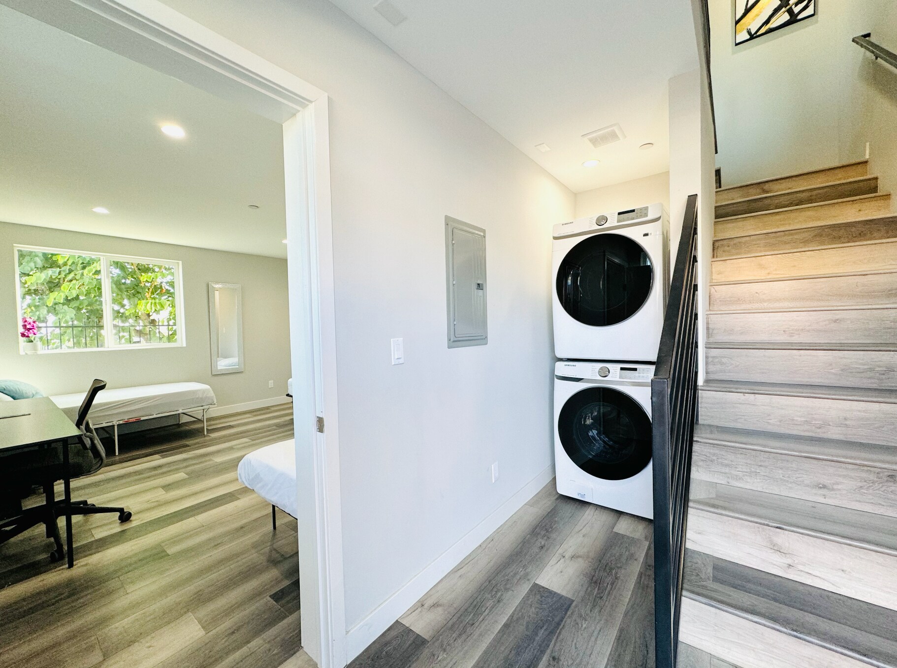 Building Photo - 1301 N Kingsley Dr