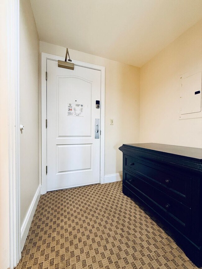 Building Photo - Live in the heart of Lake Las Vegas Village!