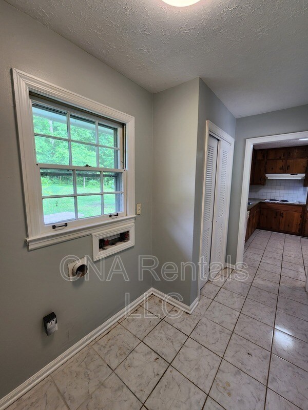 Building Photo - 626 Honeybear Ln