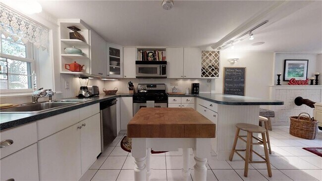 Building Photo - 95 Wood Ln