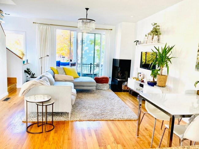 Building Photo - 2901 N Wolcott Ave