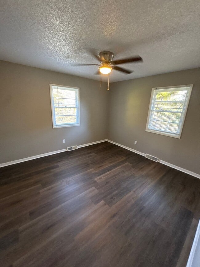 Building Photo - AVAILABLE NOW!! Oak Grove 3 Bed 2 Car garage!