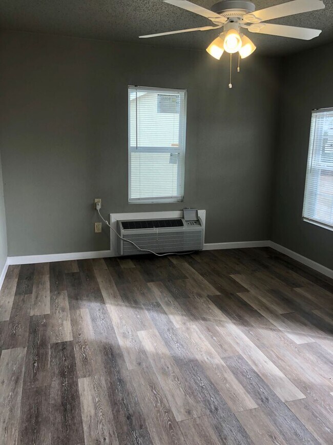 Building Photo - Fully Updated 1/1 Home