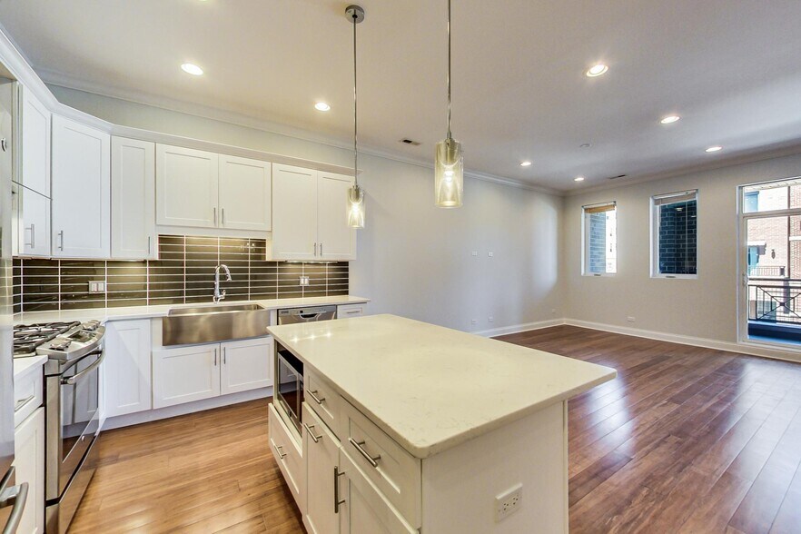 Building Photo - 2341 W North Ave