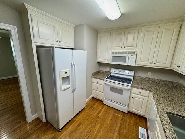 Building Photo - 5 minutes to White Oak!