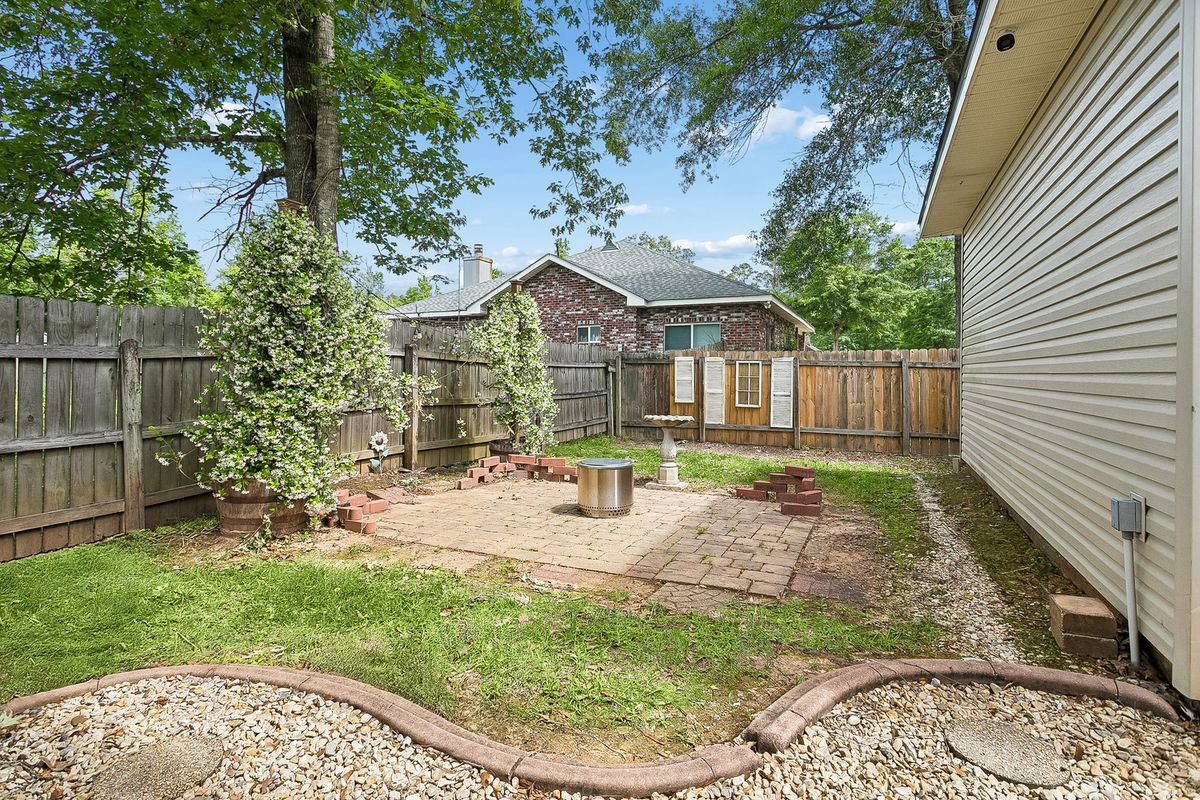 Building Photo - 1605 Labarre St