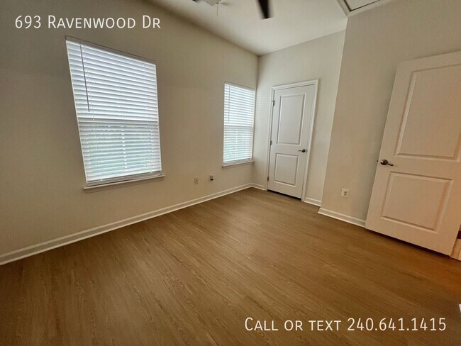 Building Photo - 693 Ravenwood Dr