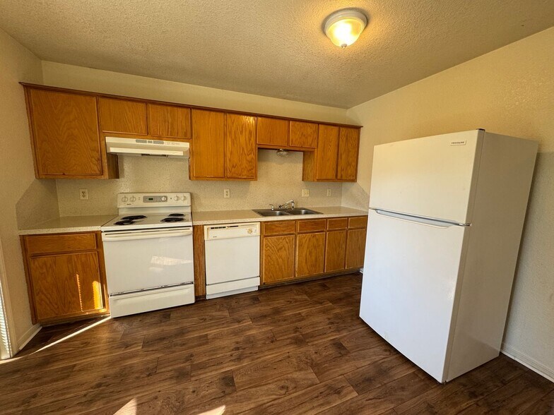 Building Photo - 3400 Cantabrian Dr