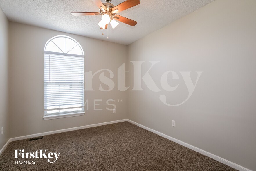 Building Photo - 1603 Roberta Dr