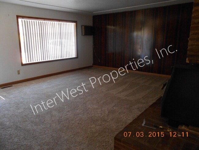 Building Photo - 3 Bedroom Ranch Style on Cul De Saq with Fenced Yard, Wood Stove & Garage!