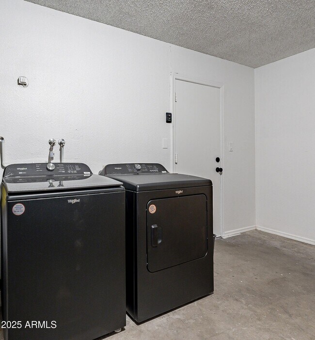 Building Photo - 2839 W Villa Maria Dr