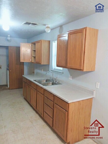 Building Photo - 1302 SW Texas Ave