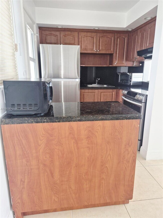 Building Photo - 2910 Point E Dr