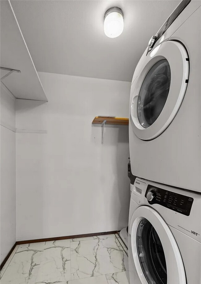 Building Photo - Oakbrook Country Club Condominium (2bedroom)! Apply Today