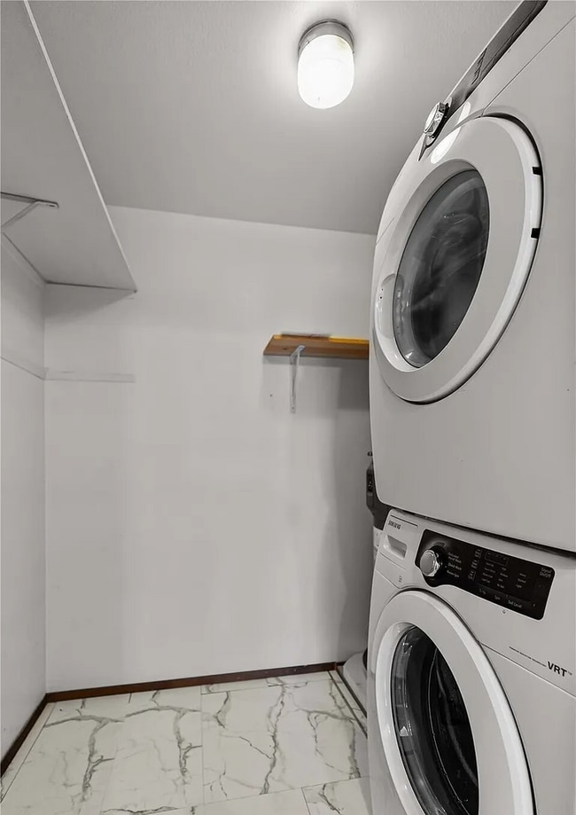 Building Photo - ***Rent Special!! - $500 off First Month's Rent***-Oakbrook Country Club Condominium (2bedroom)! ...